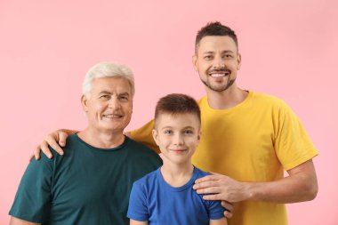 Renkli arka planda babası ve oğlu olan adam.
