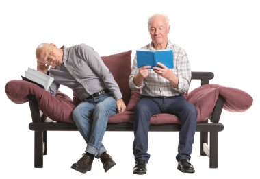 Beyaz arka plan üzerine kitap okuyan yaşlıların portresi