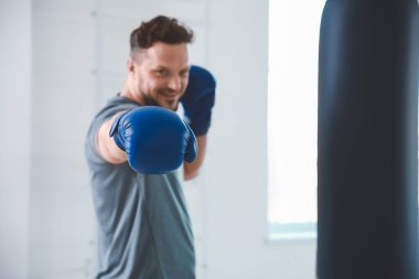 Spor salonunda erkek boksör eğitimi