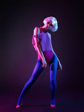 Koyu arkaplanda güzel bir genç kadının tonlu portresi.