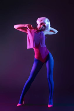 Koyu arkaplanda güzel bir genç kadının tonlu portresi.