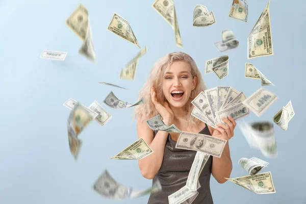 Mulher Bonita Com Dinheiro Voando Fundo Cinza — Fotografia de Stock