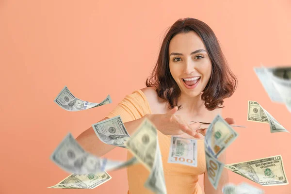 Mulher Bonita Com Dinheiro Voando Fundo Cor — Fotografia de Stock