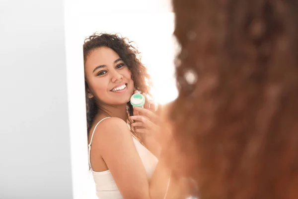 Hermosa Mujer Afroamericana Joven Aplicando Crema Casa — Foto de Stock