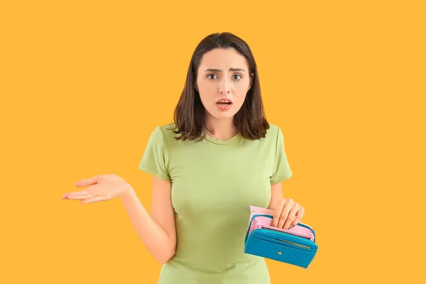 Mujer Joven Preocupada Con Cartera Vacía Fondo Color —  Fotos de Stock