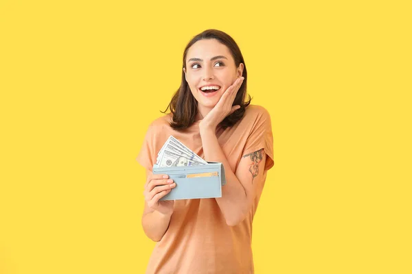 Mujer Joven Con Billetera Sobre Fondo Color — Foto de Stock