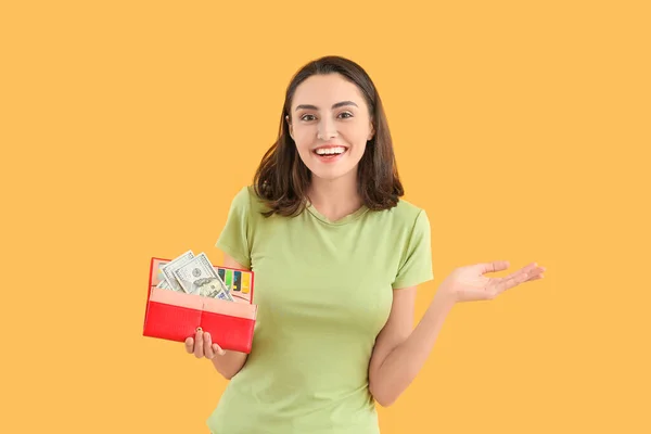 Junge Frau Mit Geldbörse Auf Farbigem Hintergrund — Stockfoto