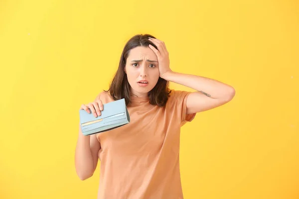 Mujer Joven Triste Con Cartera Vacía Fondo Color —  Fotos de Stock