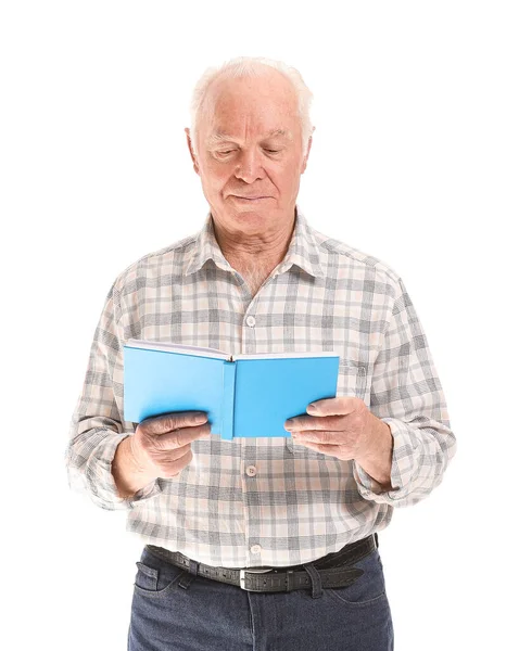 Portrait Homme Âgé Lisant Livre Sur Fond Blanc — Photo