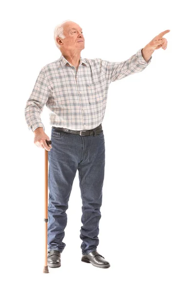 Retrato Anciano Con Bastón Mostrando Algo Sobre Fondo Blanco —  Fotos de Stock