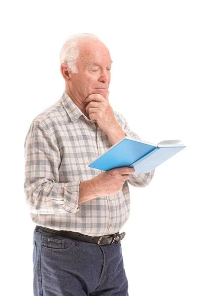 Portrait Homme Âgé Lisant Livre Sur Fond Blanc — Photo