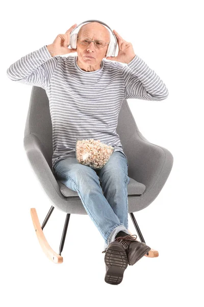 Retrato Homem Idoso Ouvindo Música Sobre Fundo Branco — Fotografia de Stock