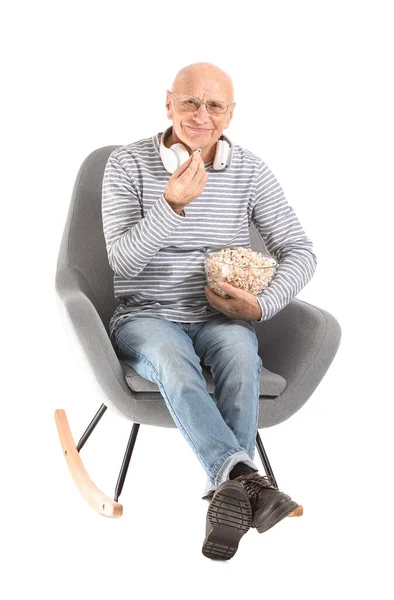 Retrato Homem Idoso Com Fones Ouvido Pipoca Sobre Fundo Branco — Fotografia de Stock