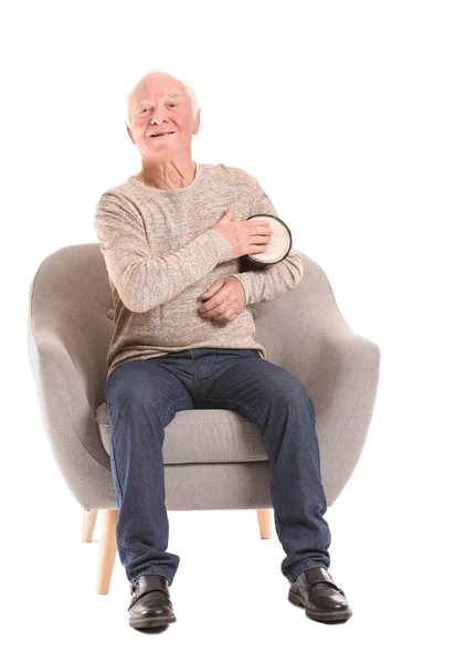 Portrait Homme Âgé Jouant Tambour Sur Fond Blanc — Photo