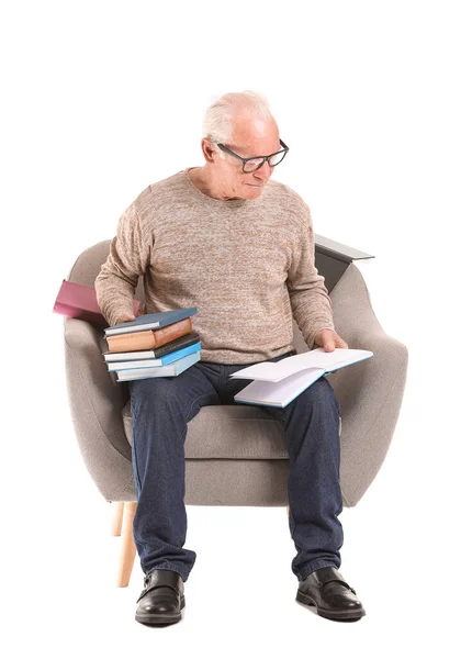 Retrato Homem Idoso Lendo Livros Sobre Fundo Branco — Fotografia de Stock