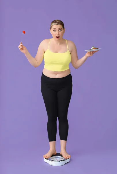 Femme Surpoids Avec Salade Sur Écailles Sur Fond Couleur Concept — Photo