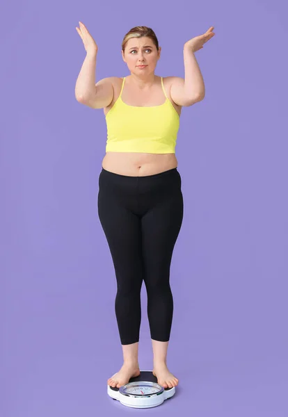 Недовольна Избыточным Весом Женщины Весах Цветном Фоне Концепция Потери Веса — стоковое фото