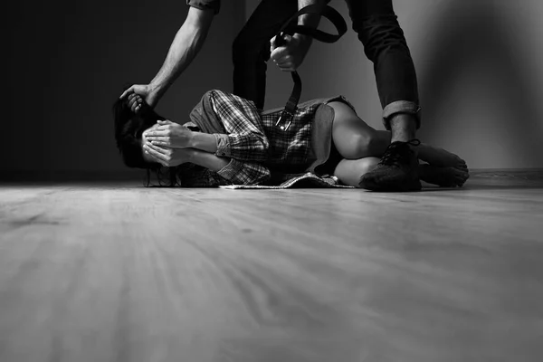 Soțul Furios Încearcă Ucidă Soția Interior Conceptul Violență Domestică — Fotografie, imagine de stoc