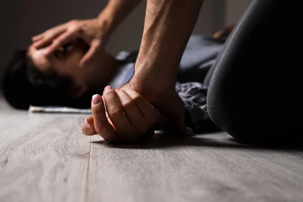 Marido Enojado Tratando Matar Esposa Interior Concepto Violencia Doméstica — Foto de Stock