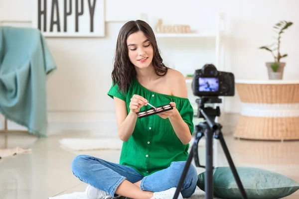 Jovem Blogueiro Beleza Gravação Vídeo Casa — Fotografia de Stock