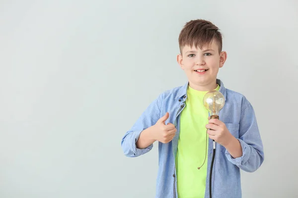 Lindo Colegial Con Bombilla Sobre Fondo Gris — Foto de Stock