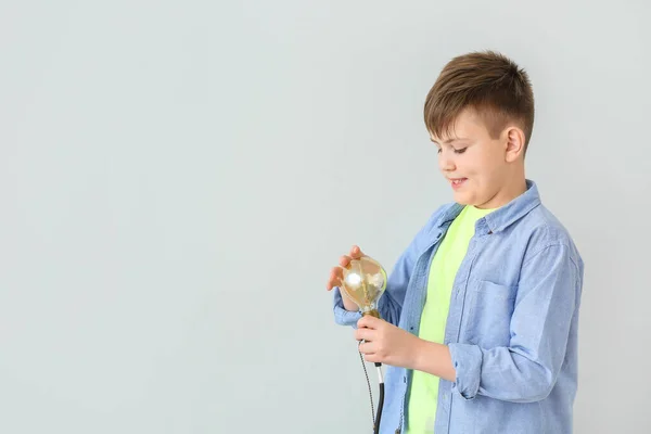 Lindo Colegial Con Bombilla Sobre Fondo Gris — Foto de Stock