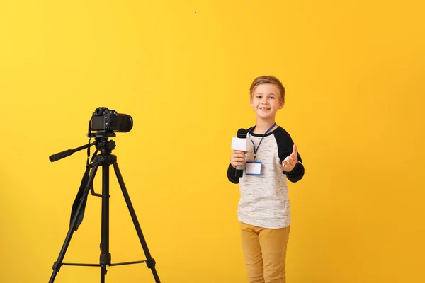 Little Journalist Microphone Camera Color Background — Stockfoto