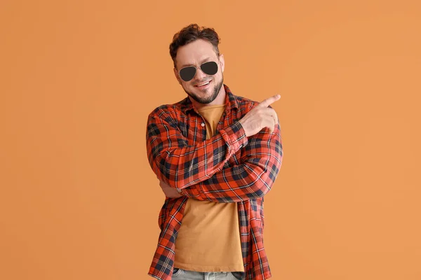 Stylish Man Showing Something Color Background — Stock Photo, Image