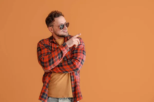 Stylish Man Showing Something Color Background — Stock Photo, Image