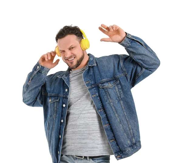 Homem Elegante Ouvindo Música Fundo Branco — Fotografia de Stock