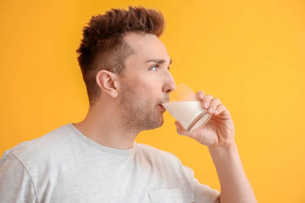 Arka Planda Sütü Olan Genç Bir Adam — Stok fotoğraf