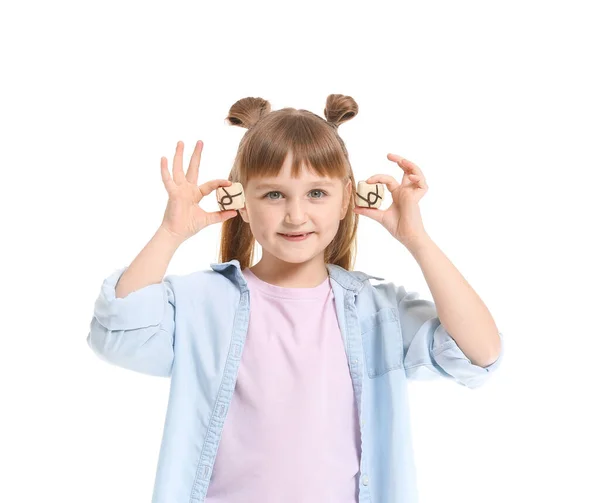 Смішна Дівчинка Шоколадними Цукерками Білому Тлі — стокове фото