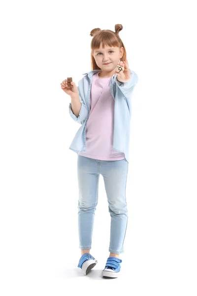 Симпатична Маленька Дівчинка Шоколадом Цукерками Білому Тлі — стокове фото