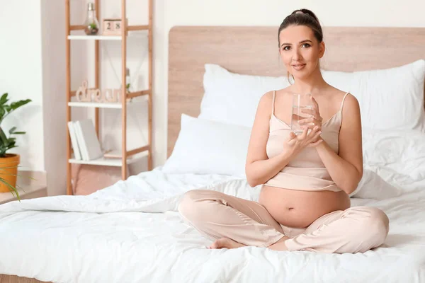 Mooie Zwangere Vrouw Drinkwater Slaapkamer — Stockfoto