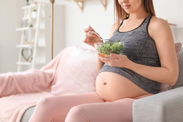 Femeie Gravidă Frumoasă Care Mănâncă Salată Sănătoasă Acasă — Fotografie, imagine de stoc