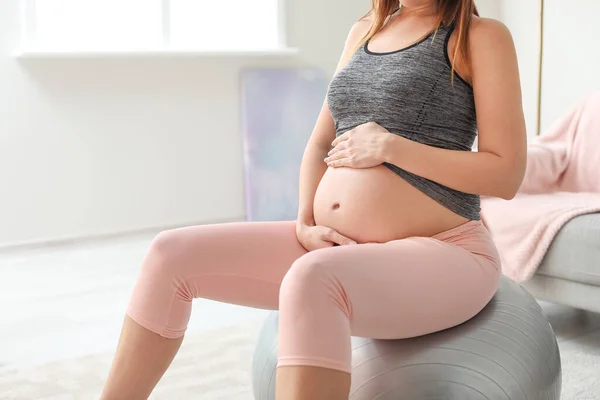 Беременная Женщина Тренируется Дома — стоковое фото