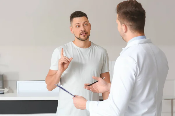 Medico Maschio Con Paziente Che Lavora Clinica — Foto Stock