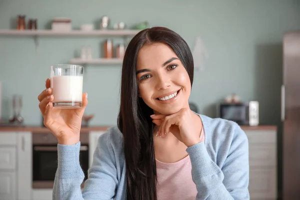 Schöne Junge Frau Trinkt Milch Der Küche — Stockfoto