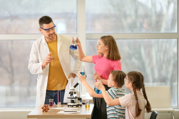Profesor Llevando Cabo Lección Química Clase — Foto de Stock
