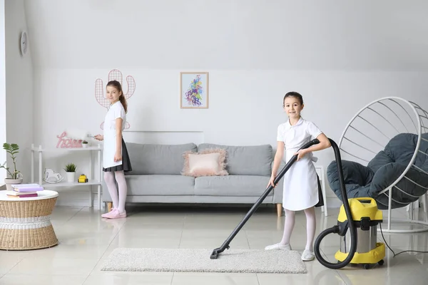 Schattige Kleine Kamermeisjes Schoonmaak Kamer — Stockfoto