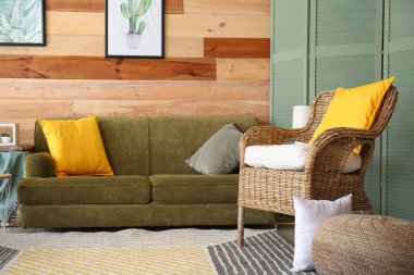 Rahat koltuğu ve odasında kanepesi olan modern bir oda.