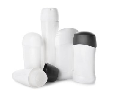 Beyaz arkaplanda farklı deodorantlar