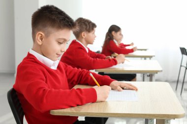 Öğrenciler okulda sınavı geçiyor.
