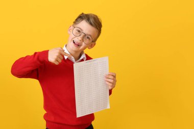 Renk arkaplan sınavı için cevap kağıdına sahip öğrenci