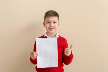 Renk arkaplan sınavı için cevap kağıdına sahip öğrenci
