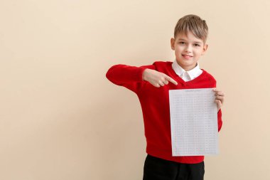 Renk arkaplan sınavı için cevap kağıdına sahip öğrenci