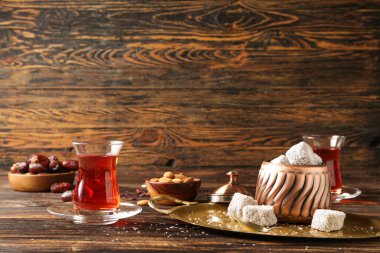 Sofrada şekerli Türk çayı