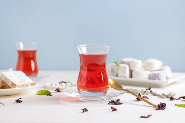 Sofrada şekerli Türk çayı