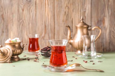 Masada bir bardak lezzetli Türk çayı