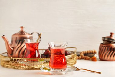 Lezzetli Türk çayı ve masada hurma.